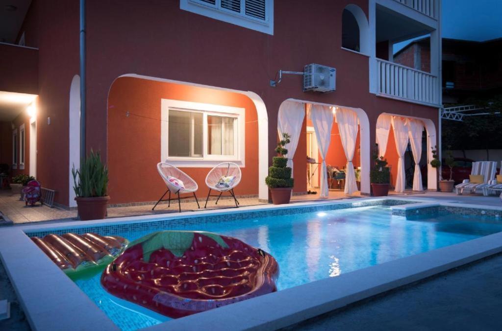 Villa J&J Apartments Residence With Swimming Pool Podstrana Exteriör bild