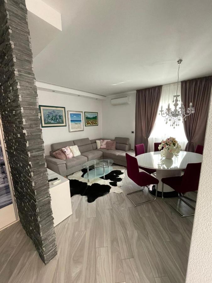 Villa J&J Apartments Residence With Swimming Pool Podstrana Exteriör bild