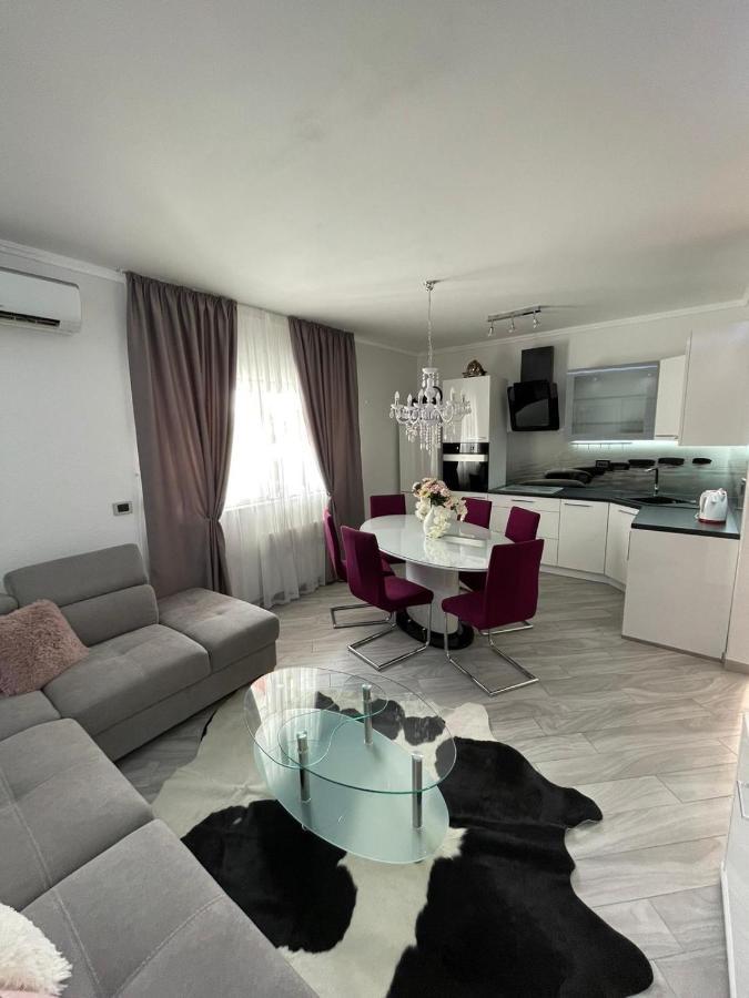 Villa J&J Apartments Residence With Swimming Pool Podstrana Exteriör bild