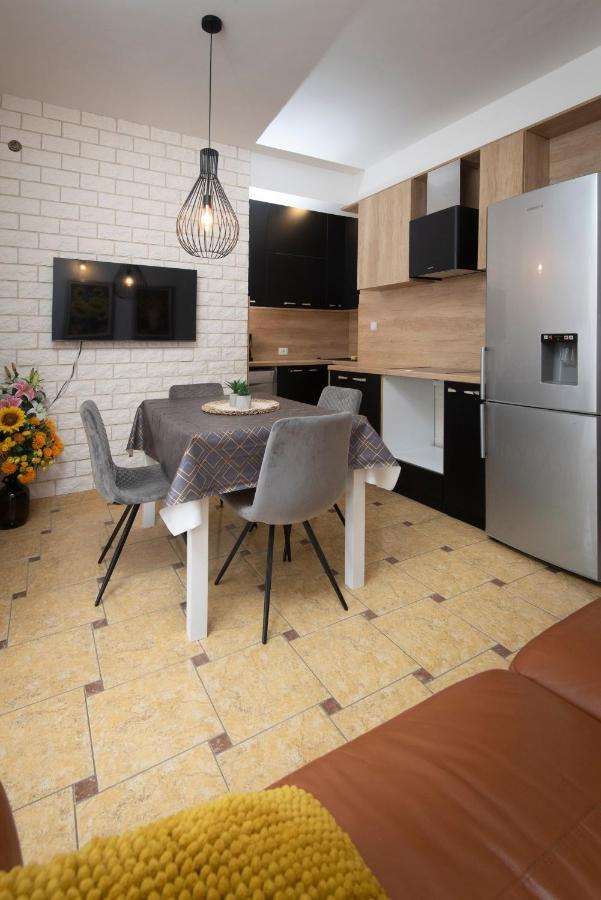 Villa J&J Apartments Residence With Swimming Pool Podstrana Exteriör bild